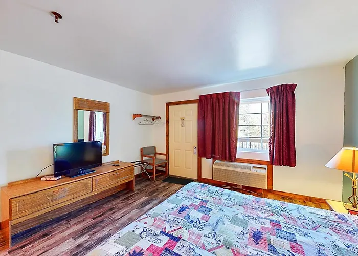 Hotel near College: White Wing Lodge