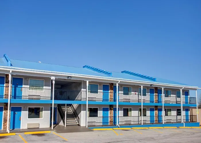 Motel 6 , Mo